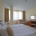 Perla Plaza Hotel ホテル