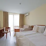 Perla Plaza Hotel ホテル