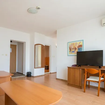 Perla Plaza Hotel 3*