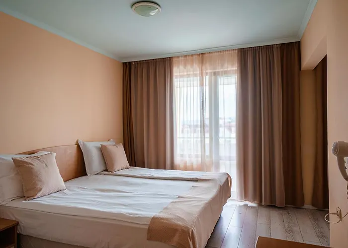 Perla Plaza Hotel 3*