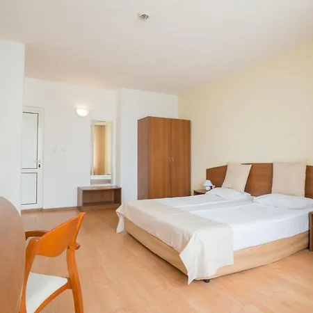 Perla Plaza Hotel 3*