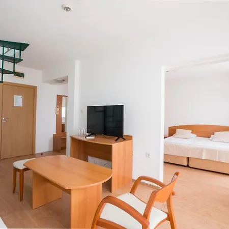 Perla Plaza Hotel 3*