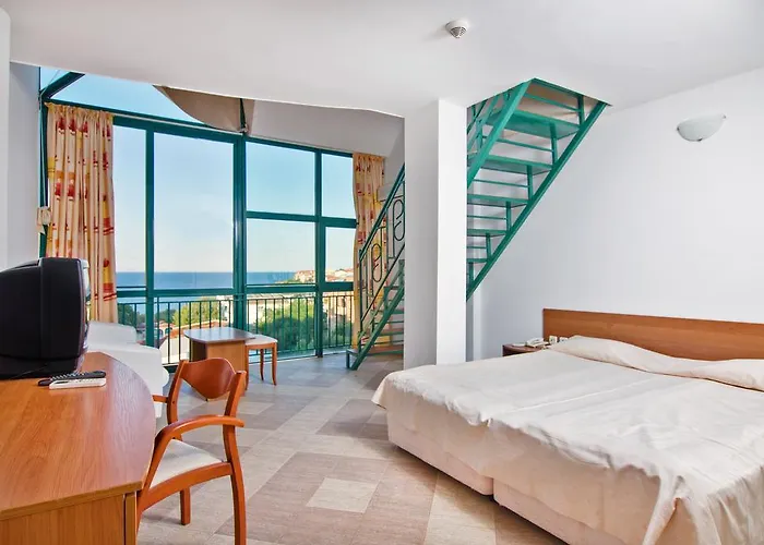 מלון Perla Plaza 3*