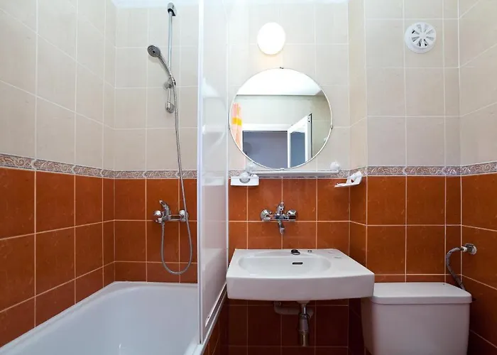 מלון Perla Plaza 3*