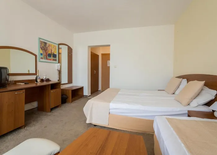 מלון Perla Plaza 3*