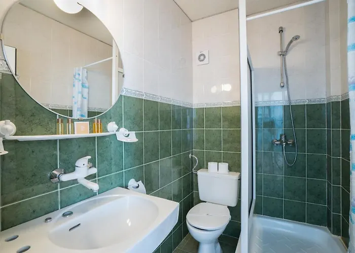 מלון Perla Plaza 3*