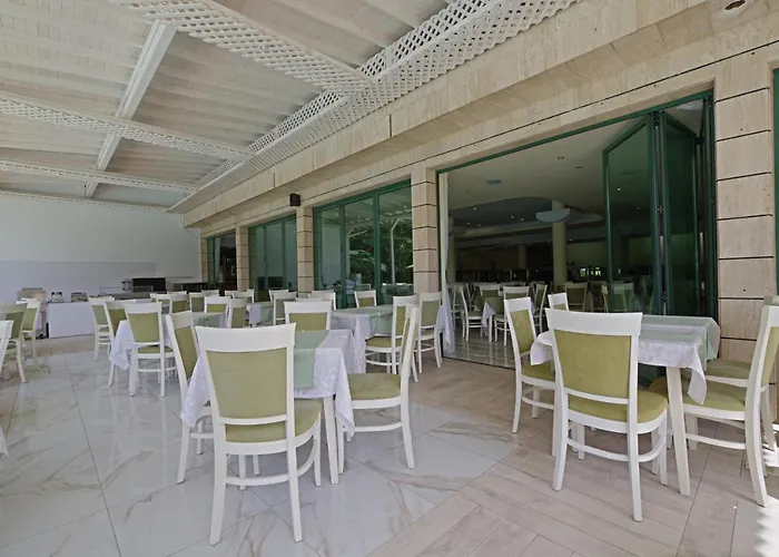 מלון Perla Plaza 3*