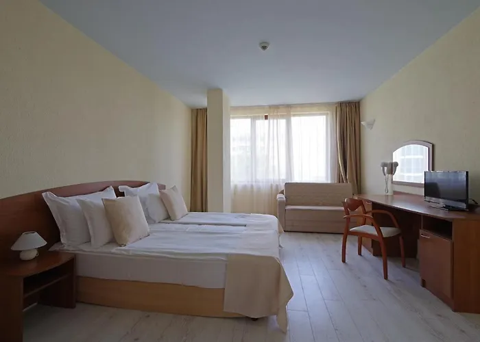 מלון Perla Plaza 3*