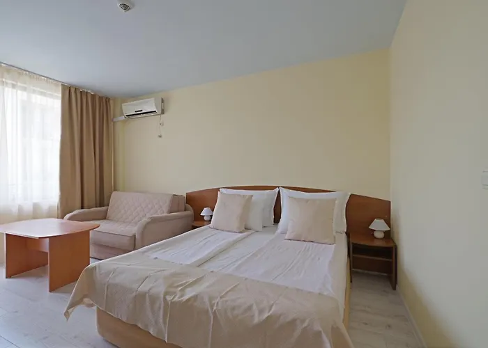 מלון Perla Plaza 3*